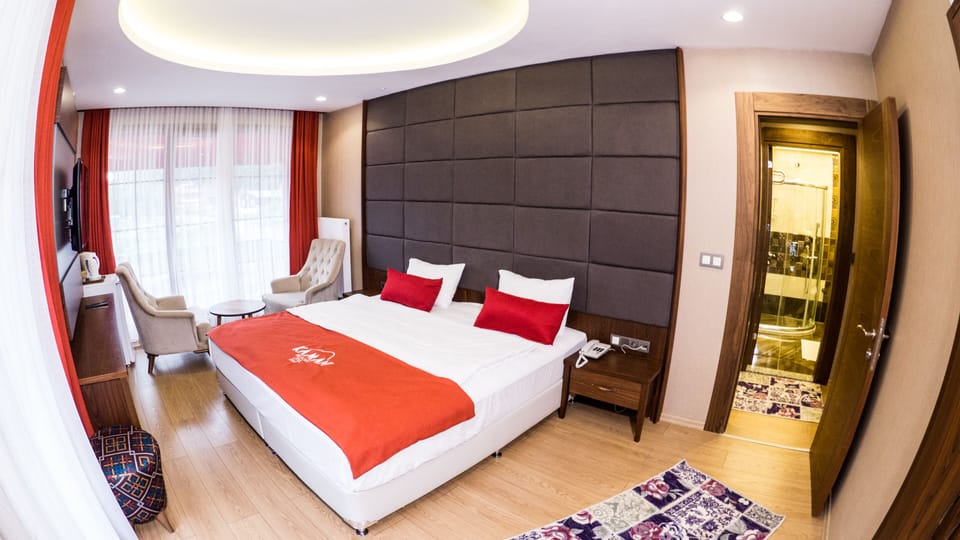 Family Suite | Minibar, in-room safe, desk, soundproofing