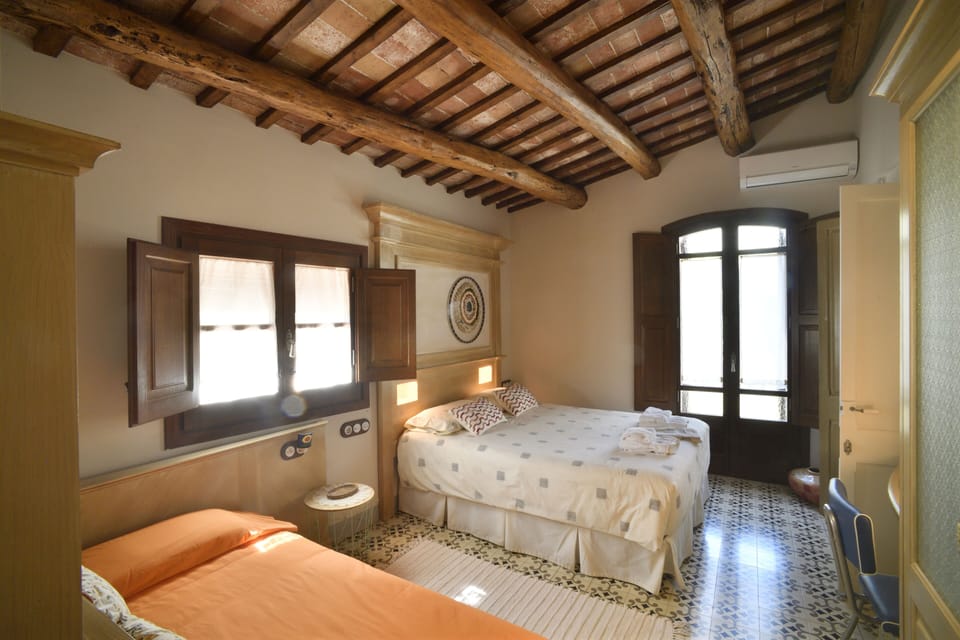 Basic Double Room, Shared Bathroom (El Torrent Cavaller ) | Free WiFi, bed sheets