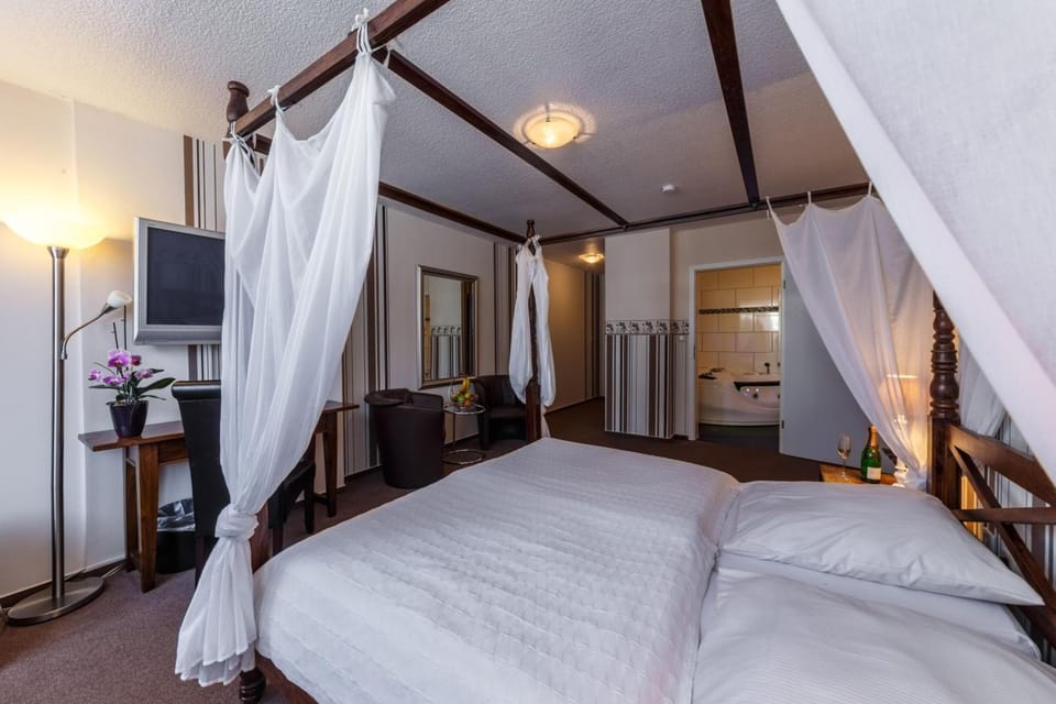 Desk, free WiFi, bed sheets