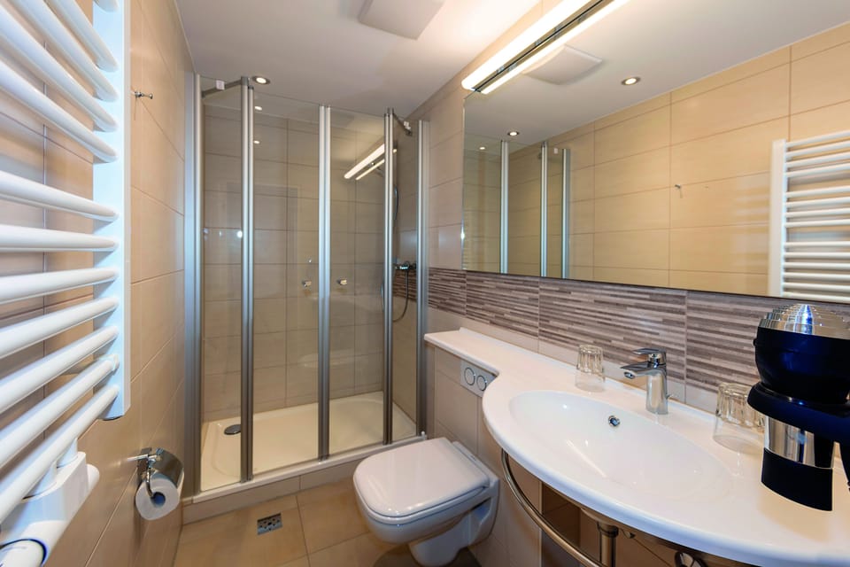 Double Room | Bathroom | Shower, towels