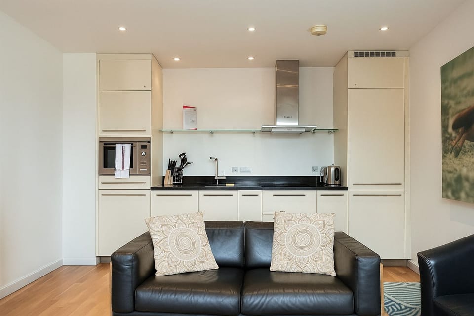 Executive Apartment, 1 Bedroom | Living area | Flat-screen TV