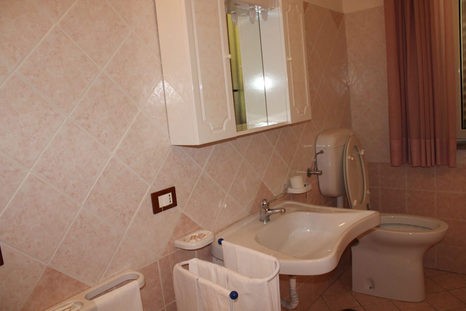 Quadruple Room | Bathroom | Free toiletries, hair dryer, bidet, towels