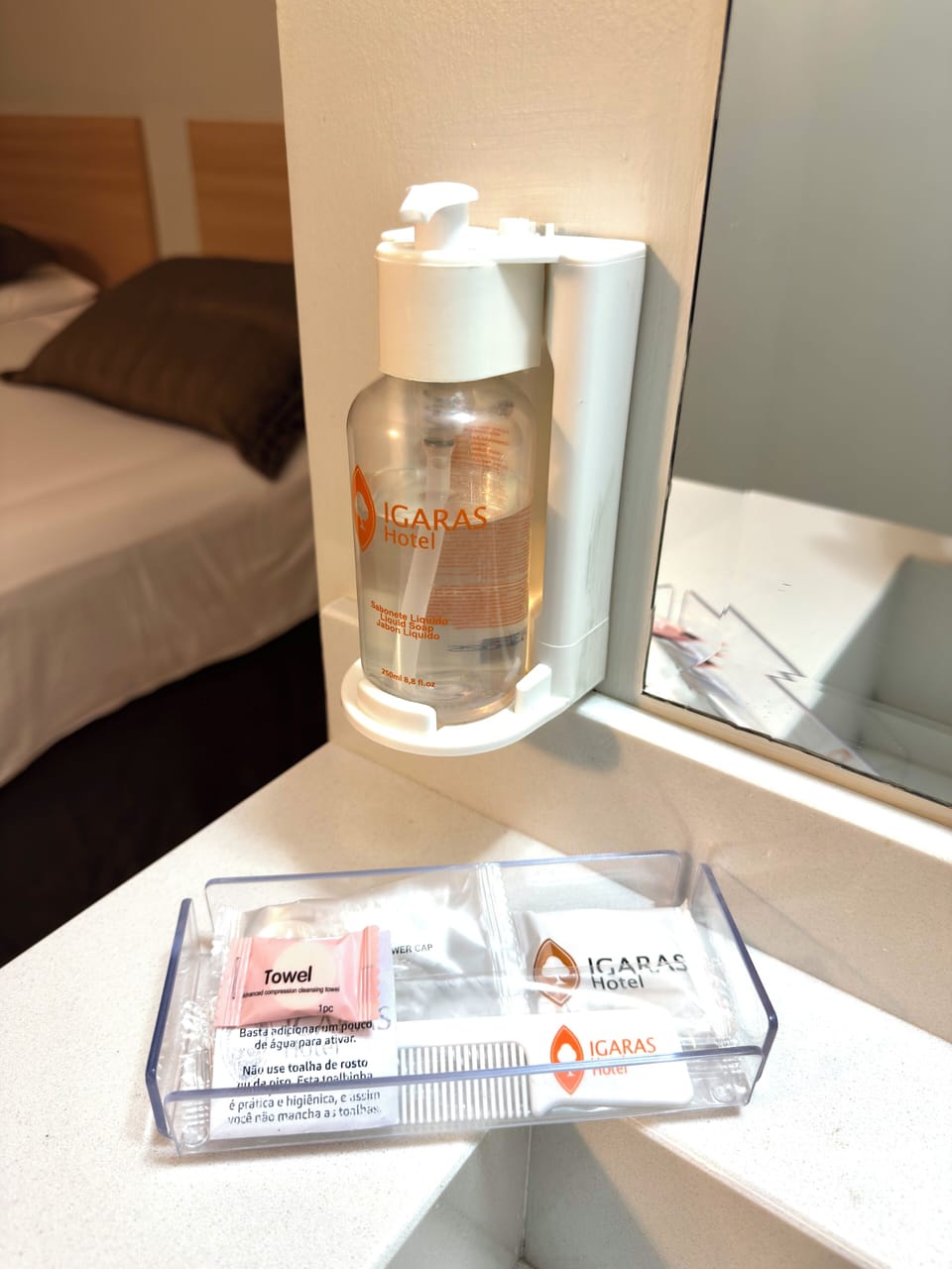 Shower, rainfall showerhead, free toiletries, bidet