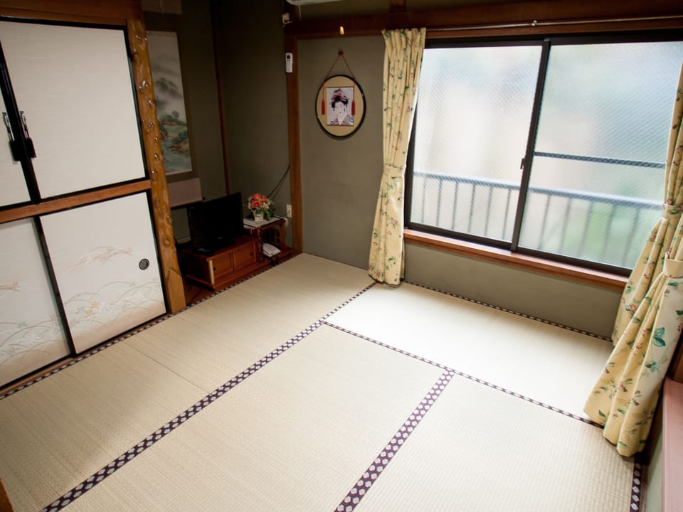 0B | Desk, WiFi (free), bed sheets