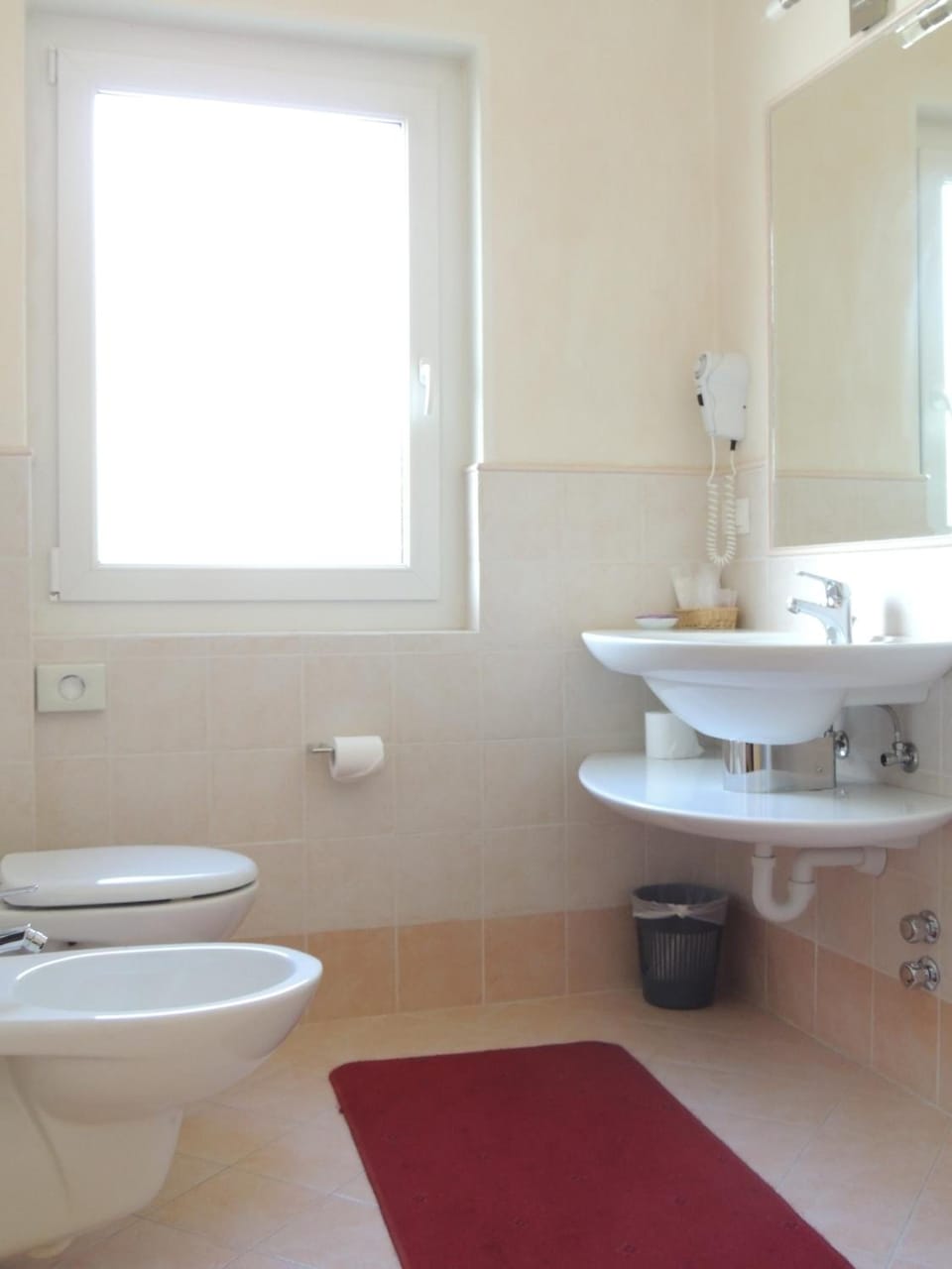 Shower, free toiletries, hair dryer, bidet