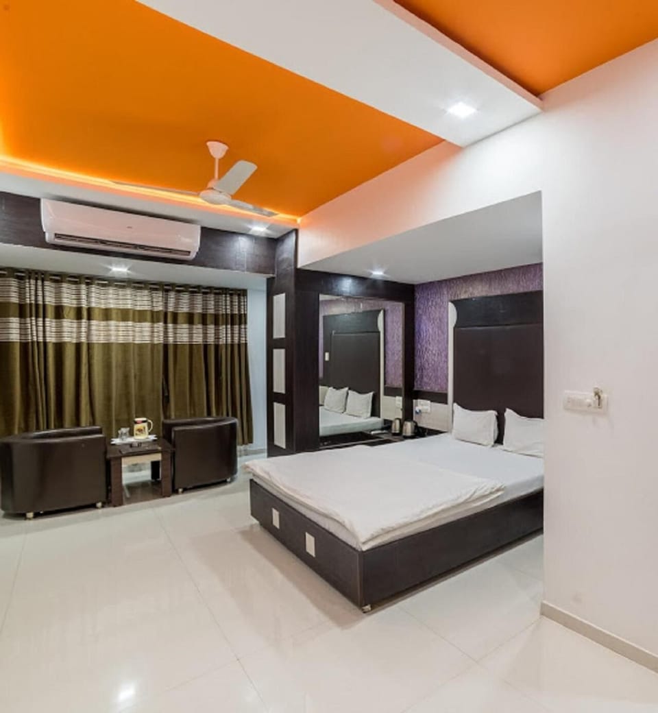 In-room safe, desk, soundproofing, bed sheets