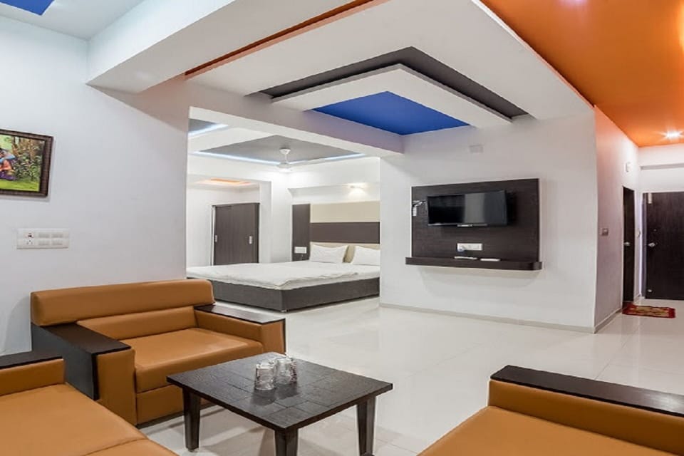Suite, 1 Double Bed | In-room safe, desk, soundproofing, bed sheets