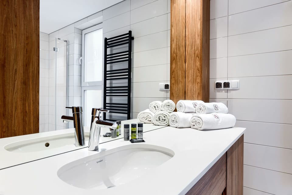 Deluxe Apartment (Marii Ludwiki 8) | Bathroom | Shower, designer toiletries, hair dryer, bathrobes