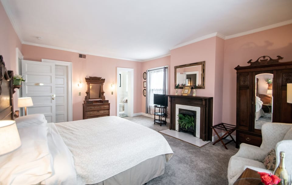 ROSE ROOM | Premium bedding, iron/ironing board, free WiFi, bed sheets