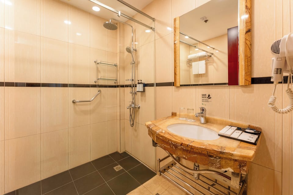 Shower, rainfall showerhead, free toiletries, hair dryer