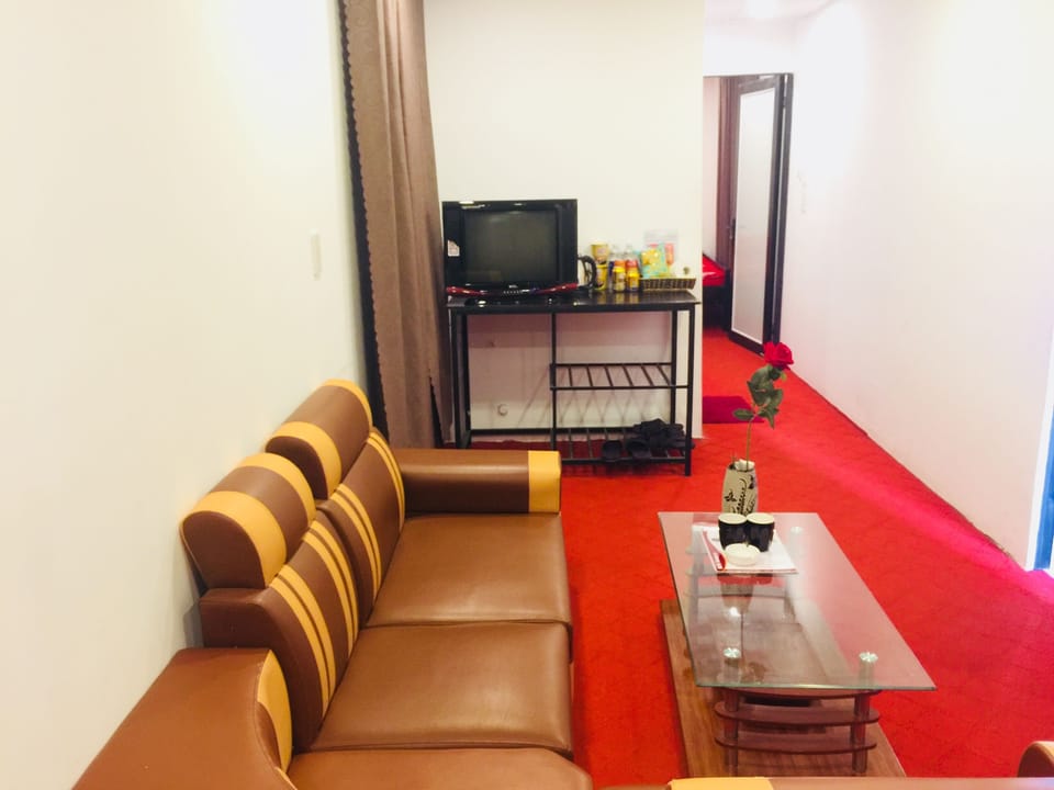 Family Room | Desk, WiFi (free)