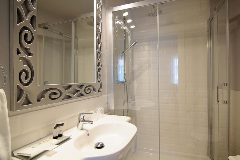 Shower, rainfall showerhead, free toiletries, hair dryer