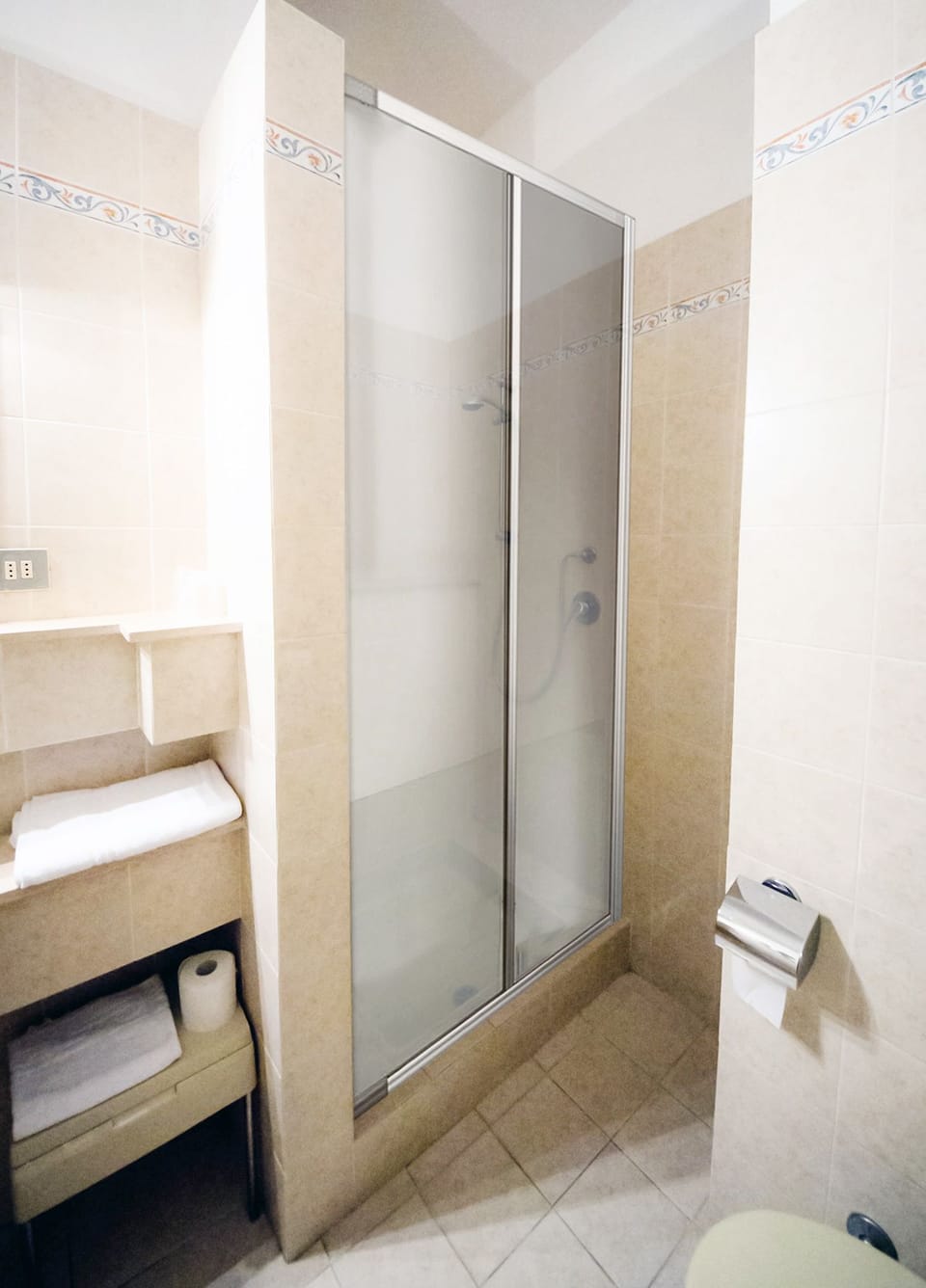 Shower, free toiletries, hair dryer, bidet