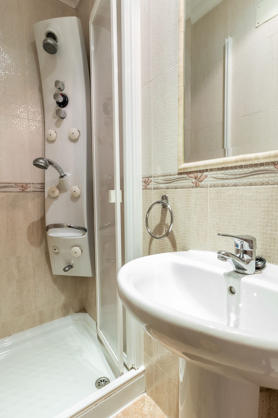 Twin Room, Private Bathroom | Bathroom | Hydromassage showerhead, towels, toilet paper