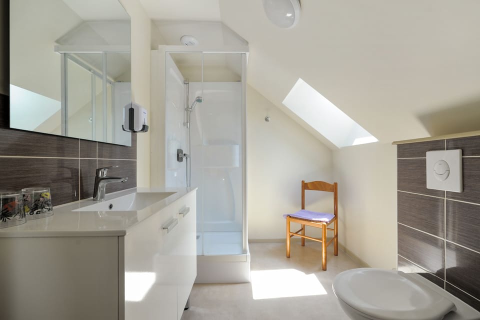 Comfort Room | Bathroom | Shower, free toiletries, hair dryer, towels
