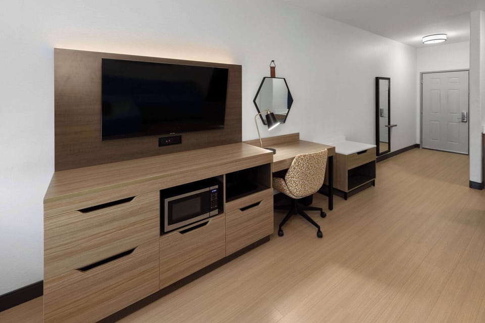 Premium bedding, desk, iron/ironing board, free WiFi