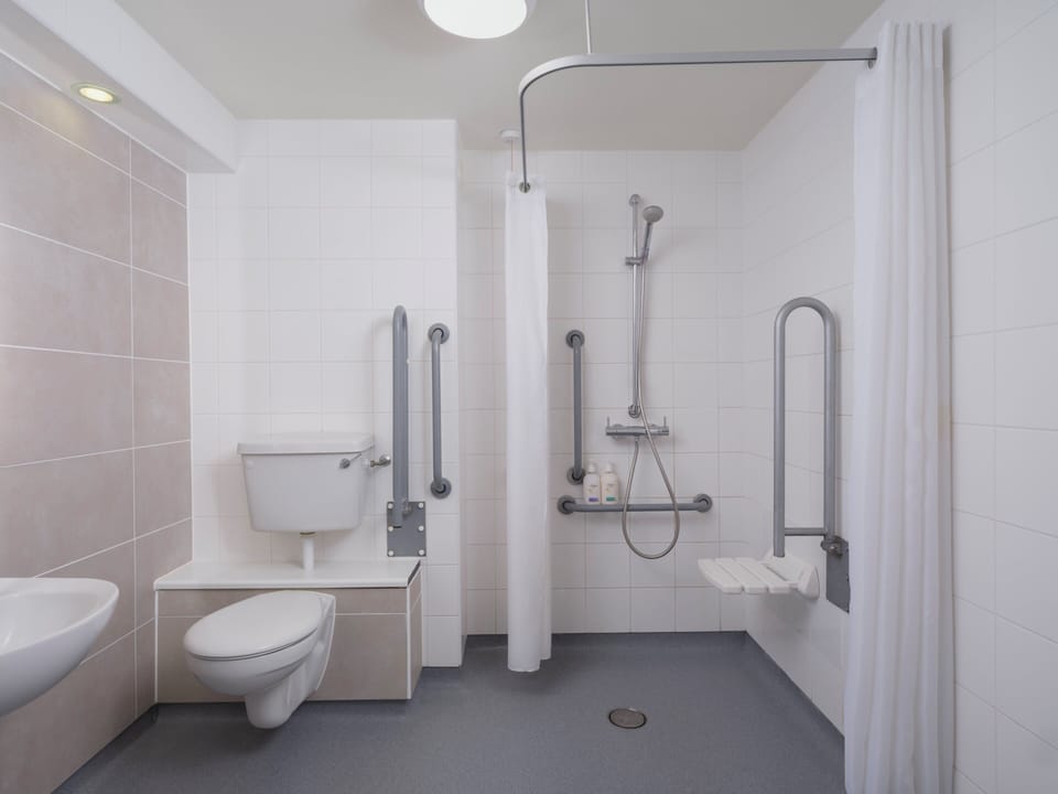 Standard Room, 2 Twin Beds, Accessible | Bathroom | Designer toiletries, hair dryer, towels