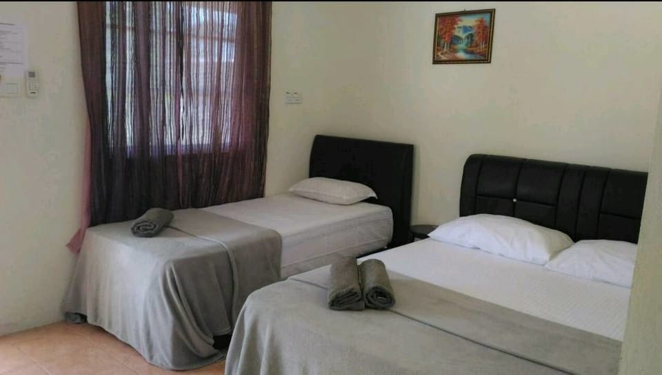 Triple Room | Individually furnished, iron/ironing board, free WiFi