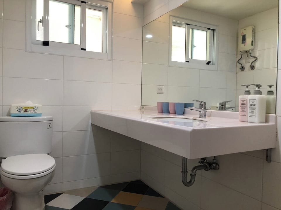 Deluxe Double Room (A) | Bathroom | Shower, free toiletries, hair dryer, slippers