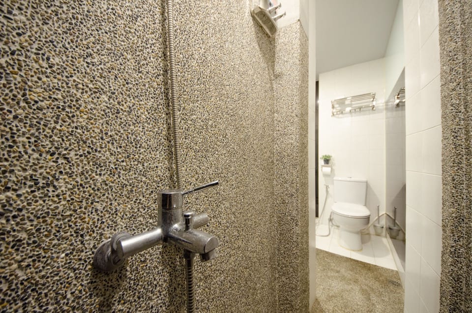 Design Quadruple Room, 2 Double Beds | Bathroom | Shower, hair dryer, slippers, towels