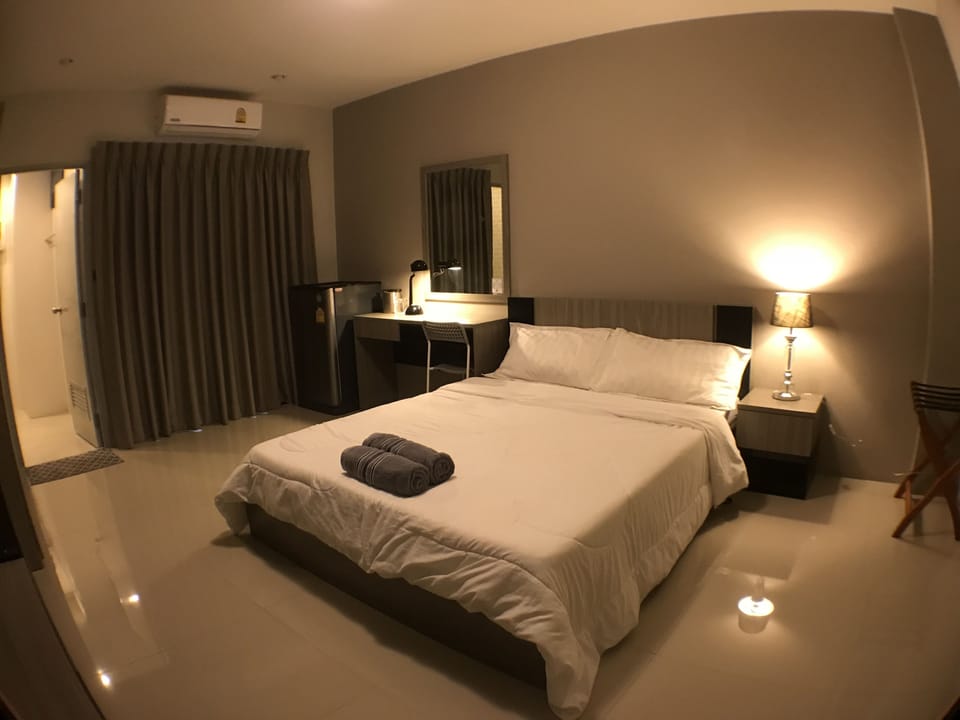 Deluxe Single Room | Desk, blackout drapes, rollaway beds, free WiFi