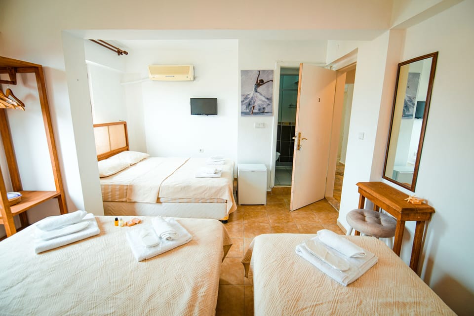 Family Room, Partial Sea View | Minibar, free WiFi, bed sheets