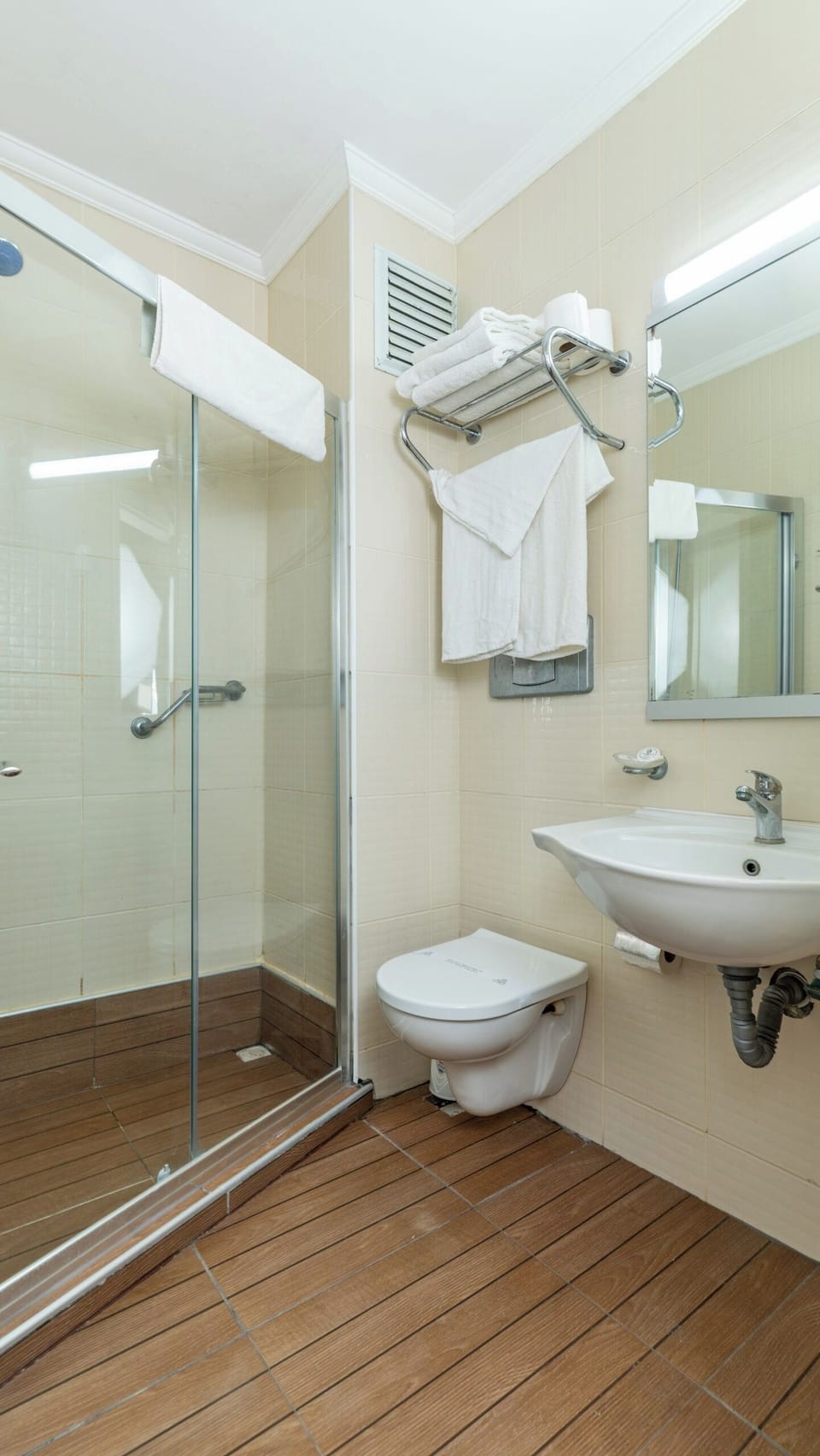Family Suite | Bathroom | Shower, free toiletries, hair dryer, slippers