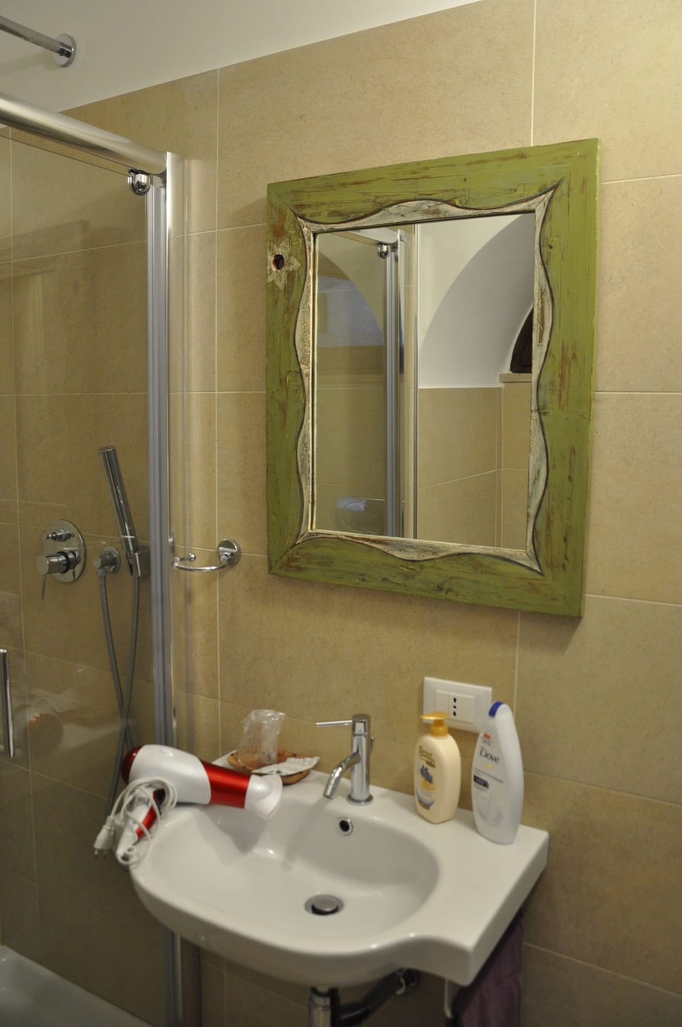Double Room | Bathroom | Shower, rainfall showerhead, free toiletries, hair dryer