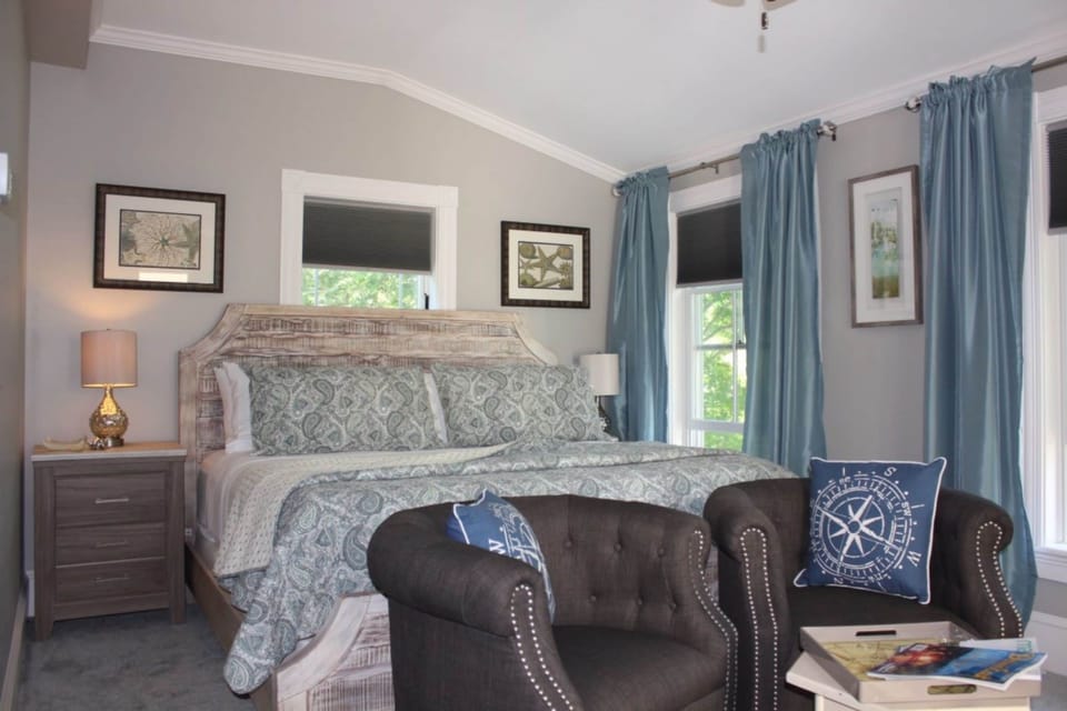 Premium Room, Private Bathroom (Compass Rose - King, Balcony Room) | Individually decorated, individually furnished, blackout drapes