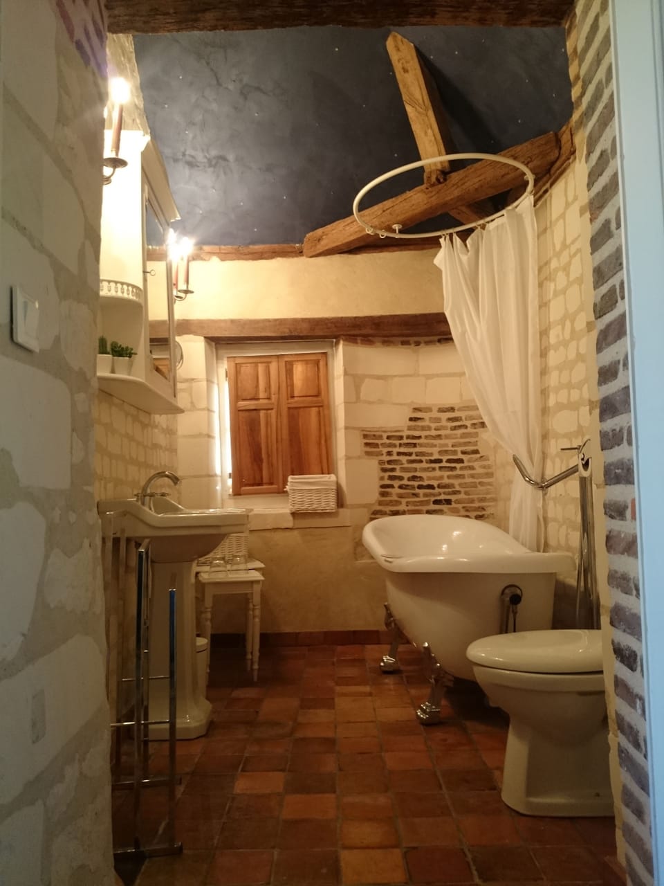 Double Room (Les Heures Bleues) | Bathroom | Combined shower/tub, free toiletries, hair dryer, bathrobes
