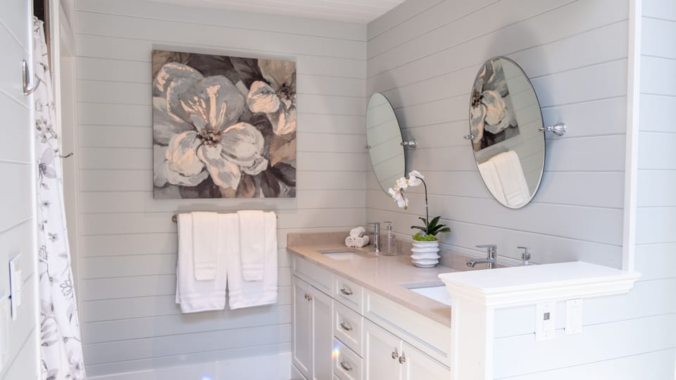 Executive Suite, Private Bathroom | Bathroom | Combined shower/tub, free toiletries, hair dryer, bathrobes