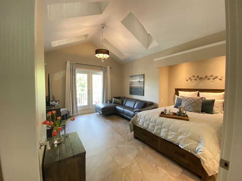 Luxury Studio Suite, 1 Queen Bed, Private Bathroom (Queen Luxury Suite) | Iron/ironing board, WiFi, individually furnished, bed sheets