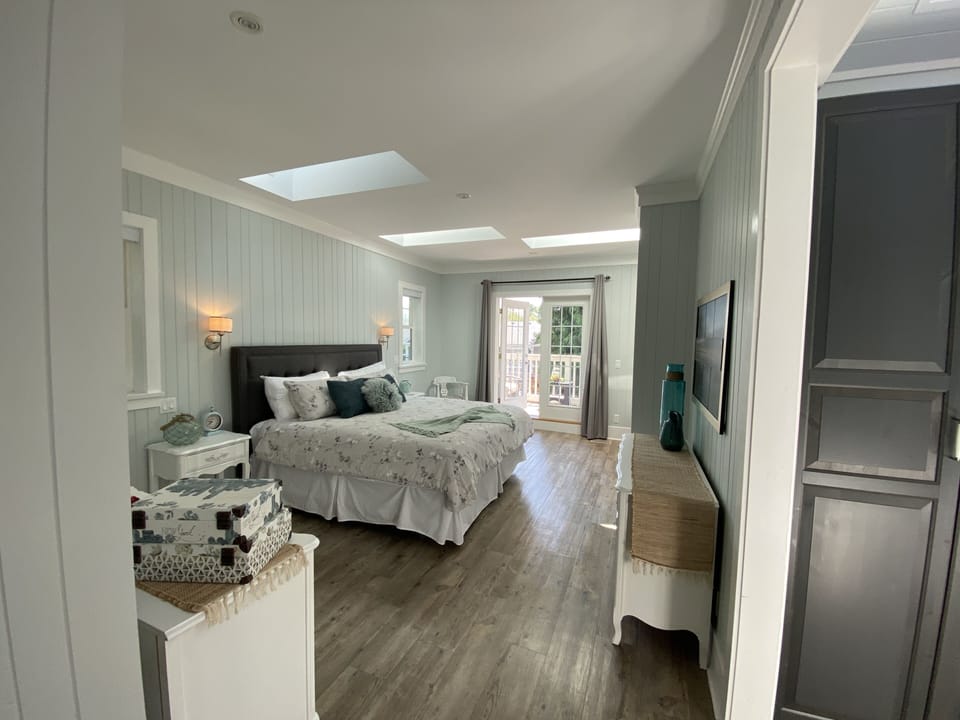 Executive Suite, Private Bathroom | Iron/ironing board, WiFi, individually furnished, bed sheets