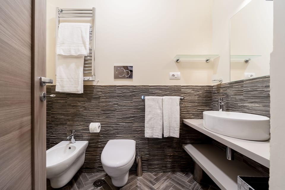 Classic Double Room, Balcony | Bathroom | Shower, rainfall showerhead, free toiletries, hair dryer