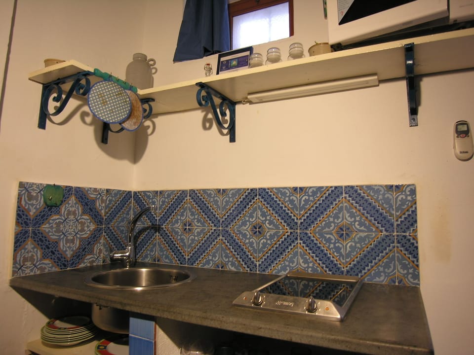 Studio, 1 Queen Bed | Bathroom sink