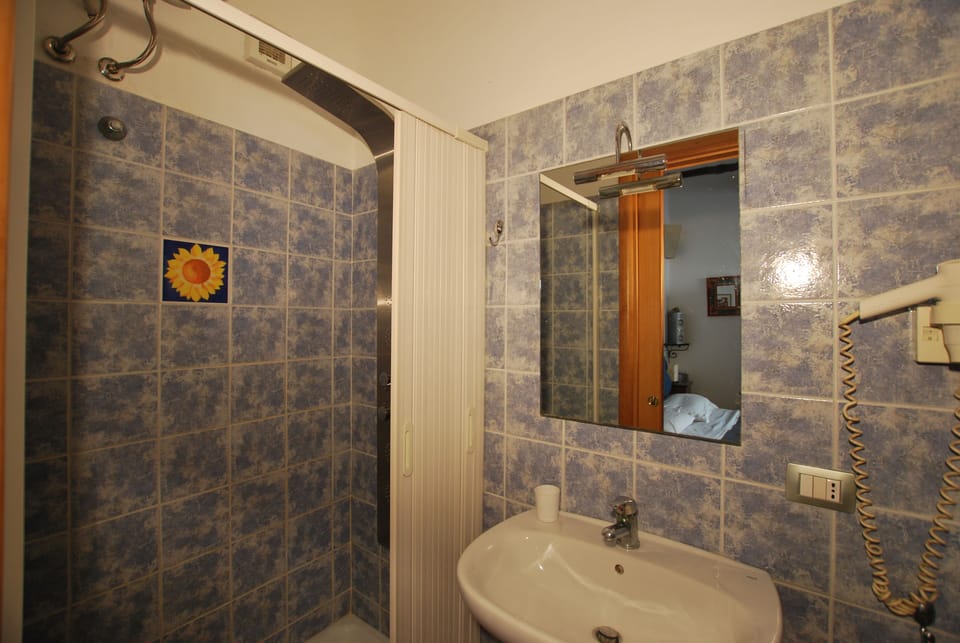 Studio, 1 Queen Bed | Bathroom sink