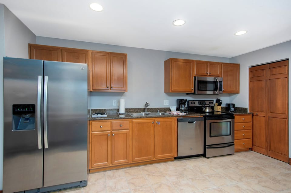 Coffee/tea maker, full-size fridge, microwave, oven