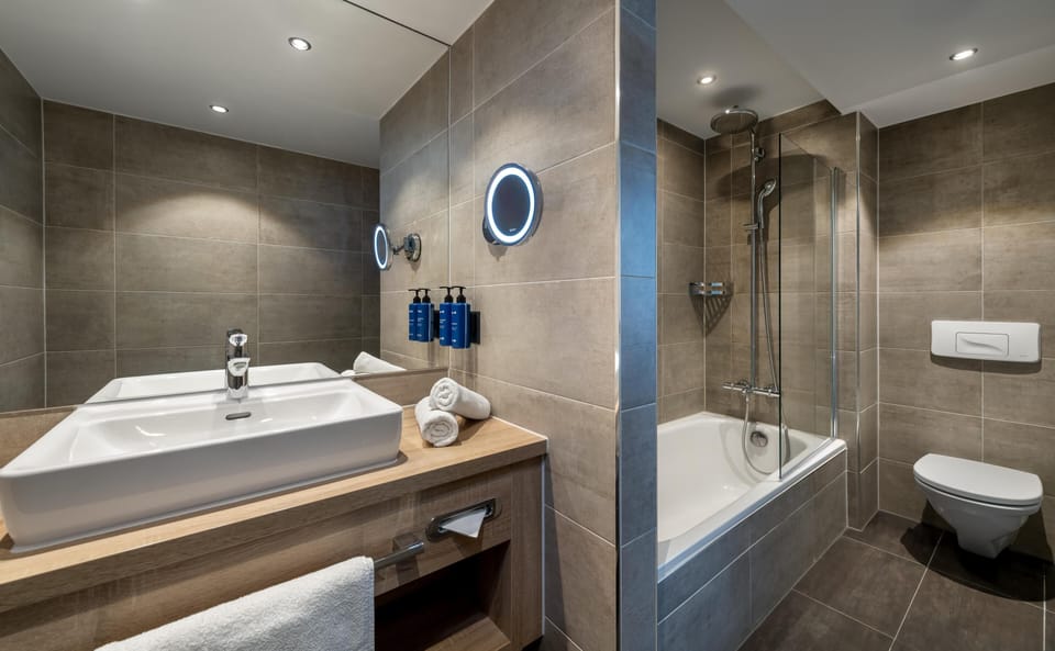 Executive Room | Bathroom | Combined shower/tub, free toiletries, hair dryer, towels