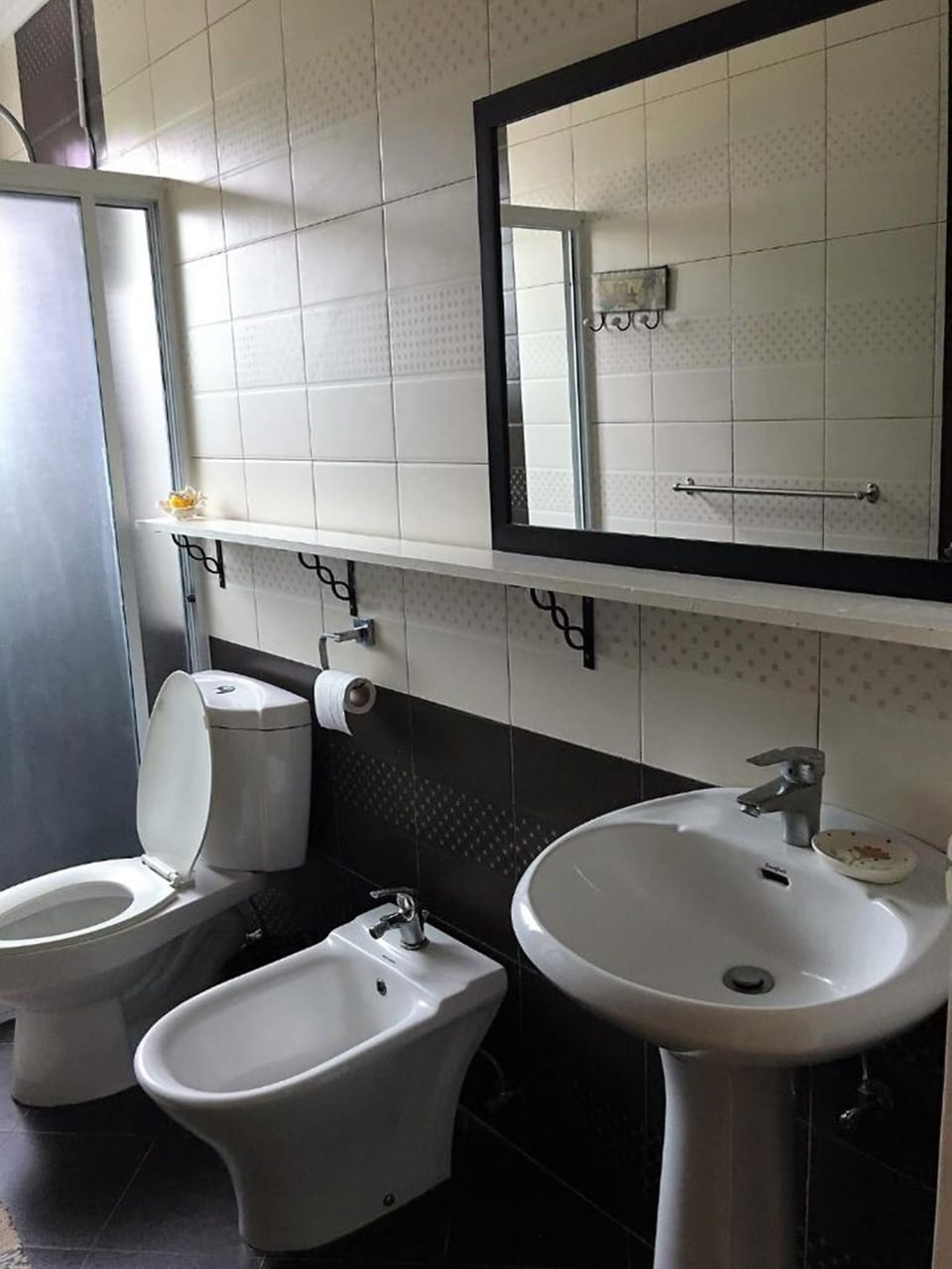 Deluxe Double Room, Shared Bathroom | Bathroom | Rainfall showerhead, free toiletries, hair dryer (on request), bidet
