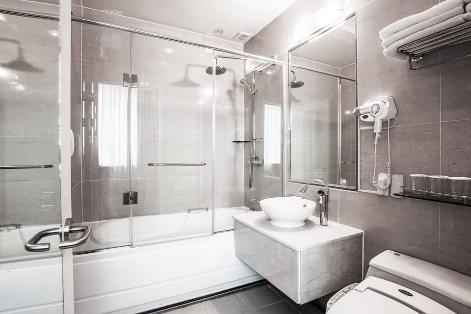 Suite (Namsan tower view) | Bathroom | Free toiletries, hair dryer, slippers, bidet