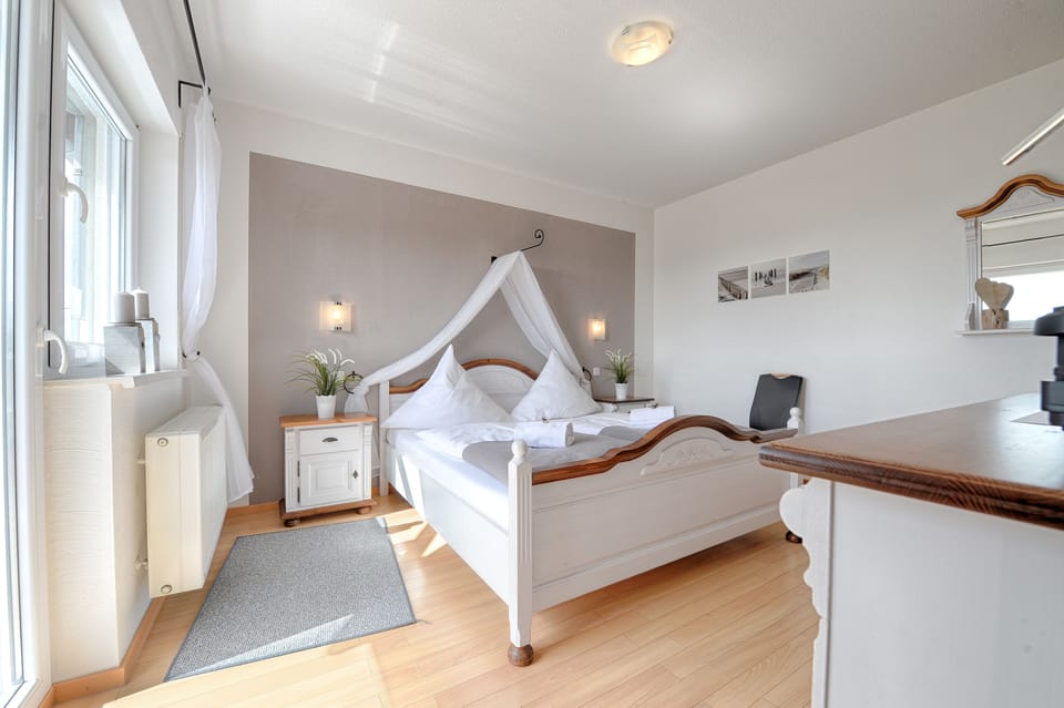 Honeymoon Suite | In-room safe, iron/ironing board (on request), cribs (surcharge)