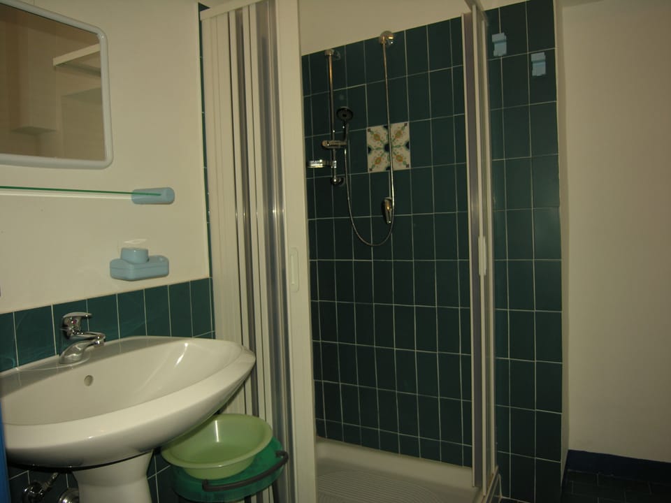 Apartment, 1 Bedroom | Bathroom | Shower, rainfall showerhead, shampoo
