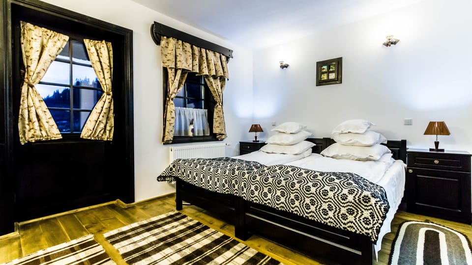 1 bedroom, desk, soundproofing, free cribs/infant beds