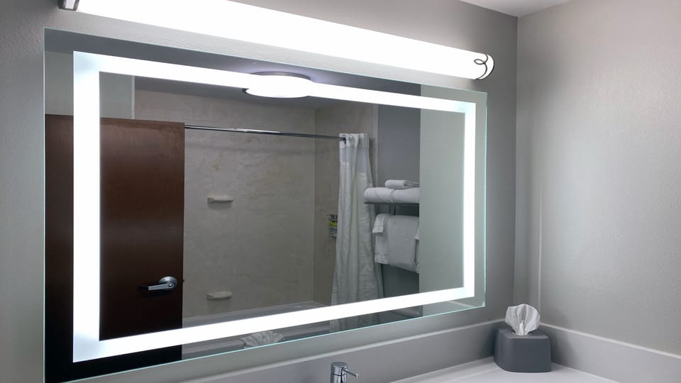 Combined shower/tub, rainfall showerhead, designer toiletries