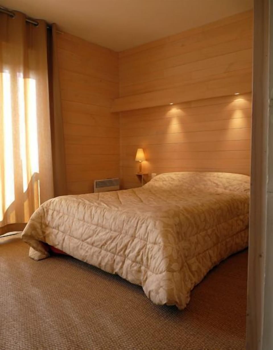 Premium bedding, desk, soundproofing, iron/ironing board