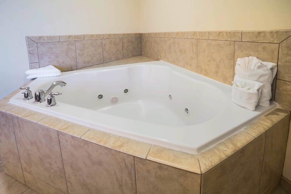 Standard Room, 1 King Bed, Non Smoking | Individually decorated, individually furnished, desk, soundproofing