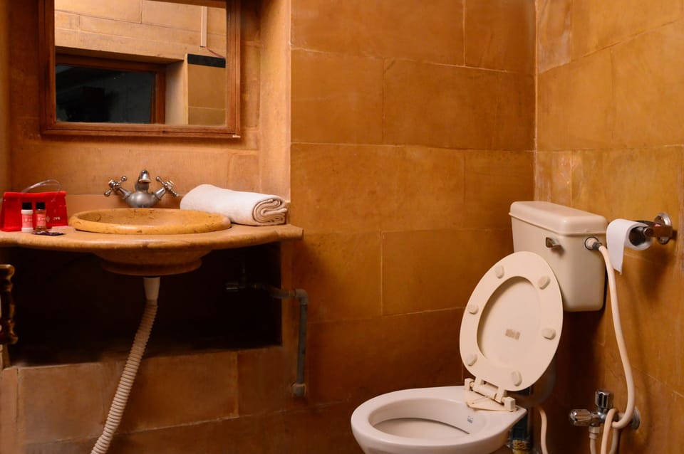Deluxe Room | Bathroom | Combined shower/tub, free toiletries, towels