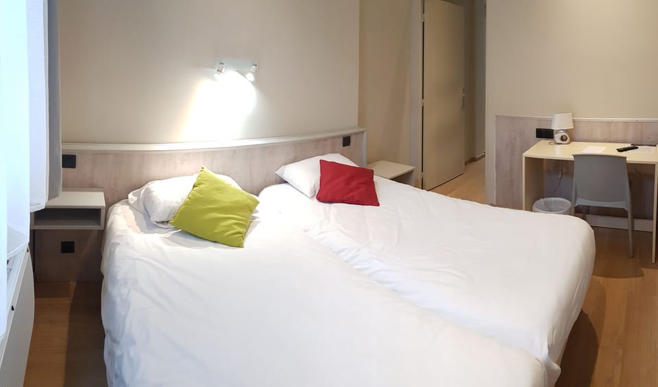 Individually furnished, desk, soundproofing, free cribs/infant beds