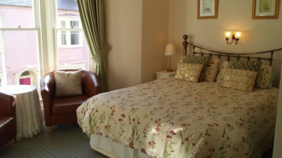 Premium bedding, iron/ironing board, free WiFi, bed sheets