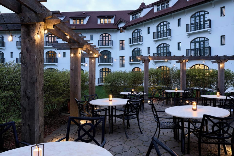 2 restaurants; lunch and dinner served